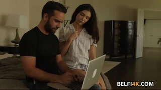 Brunette Slutty ar riachtanais coileach mór a stráice pussy