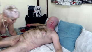 Turmeltunut kypsä venäläinen narttu AimeeParadise ahkerasti imee munaa hänen rakkaan miehensä ...