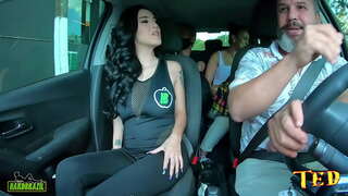 ���າງ são ເລັກນ້ອຍແຄບໃນລົດແລະຕ້ອງການທີ່ຈະເຮັດທໍາອິດຂອງນາງຄເງົາ