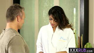 Seksikäs tyttö Sophia Leonen polvistui ja nielaisi dick jälkeen hieronta