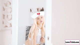 Pienet tissit blondi pukeutuu kuin sairaanhoitaja roolipeli.Hän huolehtii hänen busty gf ja nuolee ja sormet hänen kusipää.Hän facesits hänen kuten shes rimmed