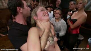 בלונדינית סאדו לורליי לי קשרים השתנק בלונדינית על הברכיים, בין הקנים ממנה את קהל במקום ציבורי ואז ג &#039; יימס דין ואת זר gangbangs שלה.