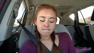 Καυλωμένη Τσούλα δεν Μπορεί να Σταματήσει να Παίζει Με το Μουνί στο Αυτοκίνητο και το Κοινό: Brandibraids