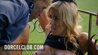 געשלעכט אין די פּאַרק מיט אַ באַסטי בלאָנדע מילף