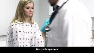 Perv دکتر جایگزین درمان را به بیمار خود