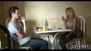 Djali ulet dhe vështron Djali ulet dhe vështron