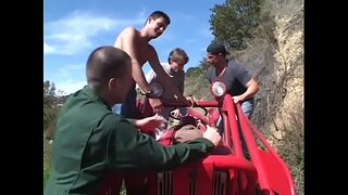 Pervers noir floozie Kelly Starr avec de grands heurtoirs jouit quatre horny boursiers fourré dans tous ses putains de trous