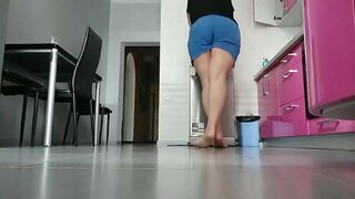 Ээж дээр тоглож гал тогооны өрөө. Маш horny, нойтон pussy Ээж дээр тоглож гал тогооны өрөө. Маш horny, нойтон pussy