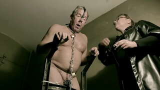 Ερωμένη απριλίου - Μαύρο κουστούμι λατέξ σκλάβος χρησιμοποιείται